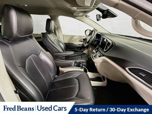 Used 2023 Chrysler Pacifica Touring-L FWD image 34