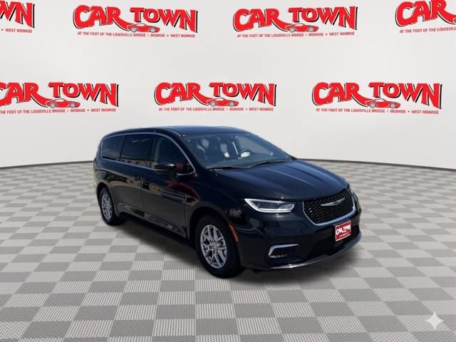 Used 2024 Chrysler Pacifica Touring-L FWD image 2