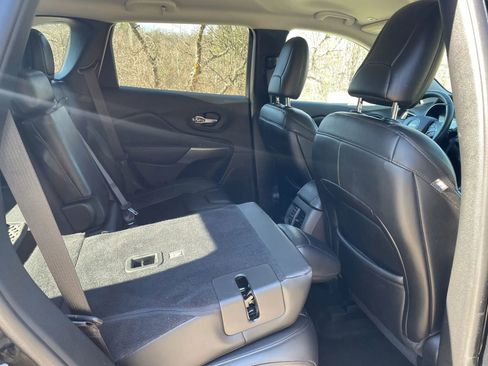Used 2019 Jeep Cherokee Latitude Plus w/ Cold Weather Group AWD/4WD image 27