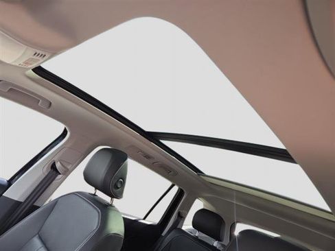 Used 2022 Volkswagen Tiguan SE image 15