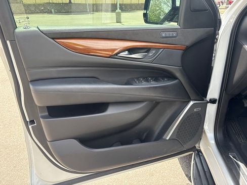 Used 2019 Cadillac Escalade Luxury AWD/4WD image 9