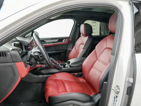 Used 2025 Porsche Cayenne Turbo AWD/4WD image 5