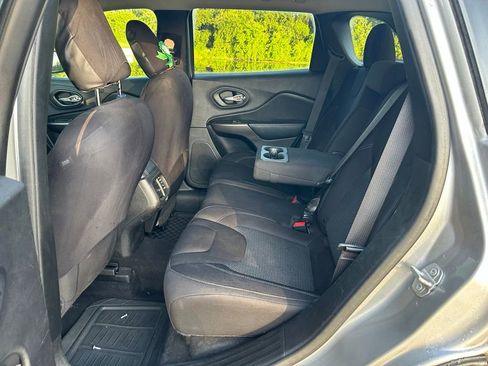 Used 2019 Jeep Cherokee Latitude w/ Popular Appearance Group FWD image 14
