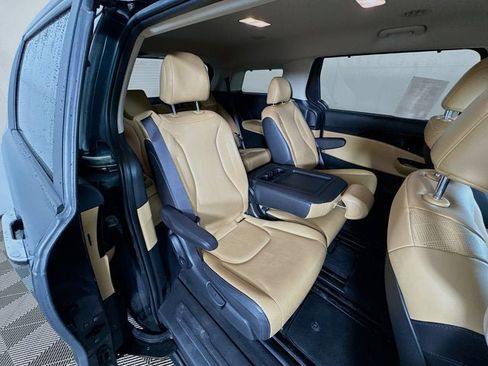 Certified 2024 Kia Carnival EX image 28