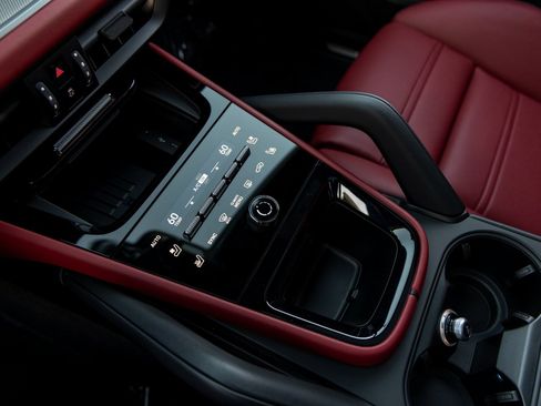 Certified 2025 Porsche Cayenne S image 36