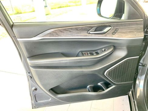 Used 2022 Jeep Grand Cherokee L Limited RWD image 11
