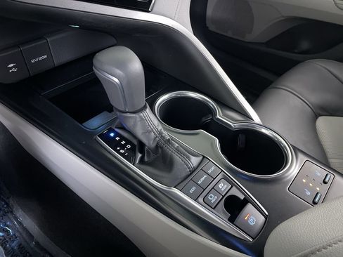 Used 2018 Toyota Camry XLE w/ Four Season Floor Mat Package image 18