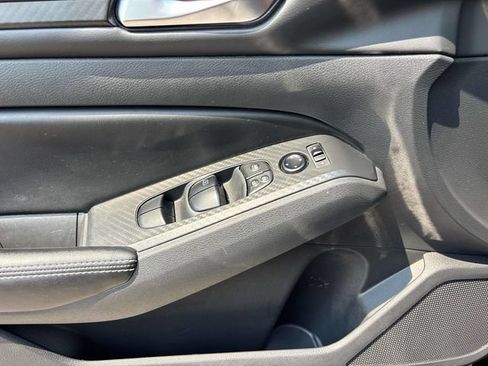 Used 2024 Nissan Altima 2.5 SV FWD image 23