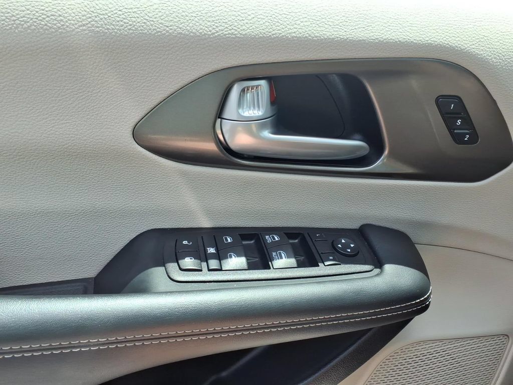 Used 2024 Chrysler Pacifica Touring-L FWD image 12