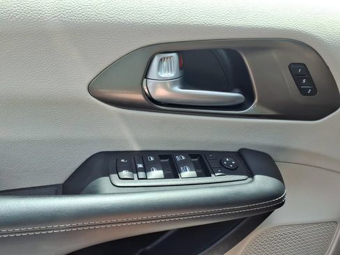 Used 2024 Chrysler Pacifica Touring-L FWD image 12