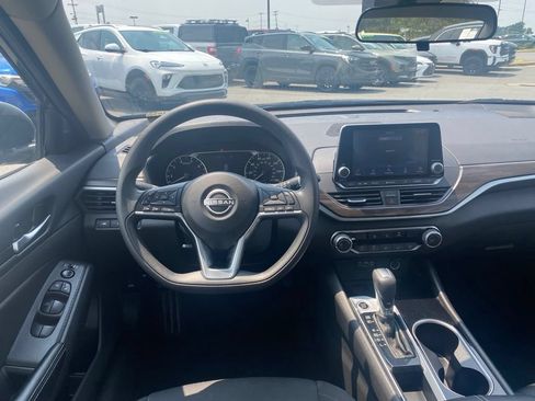 Used 2024 Nissan Altima 2.5 SV FWD image 12
