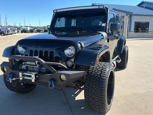 Used 2016 Jeep Wrangler Unlimited Sahara w/ Connectivity Group AWD/4WD image 4