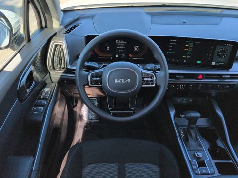 Used 2025 Kia Sorento LX FWD image 15
