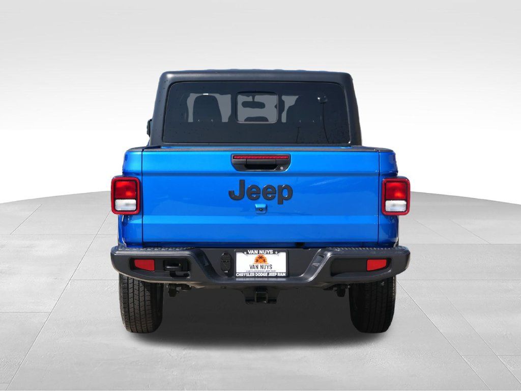 Certified 2023 Jeep Gladiator Sport AWD/4WD image 4