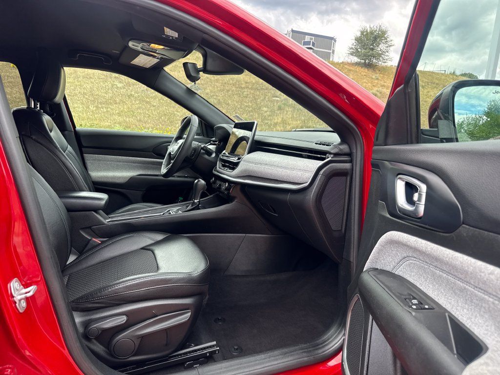 Used 2023 Jeep Compass Latitude AWD/4WD image 29