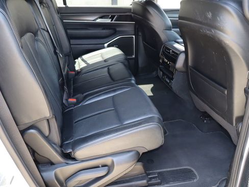 Used 2024 Jeep Wagoneer L Series II RWD image 18