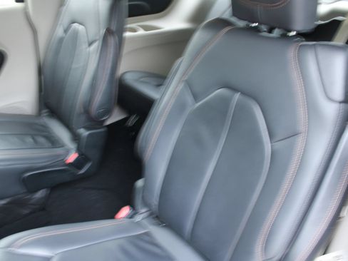 Used 2017 Chrysler Pacifica Touring-L FWD image 18