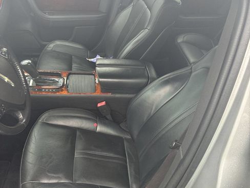 Used 2013 Lincoln MKS AWD image 2