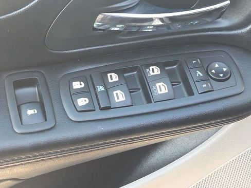 Used 2016 Dodge Grand Caravan SXT image 23