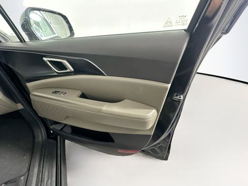 Used 2025 Kia Carnival FWD image 33