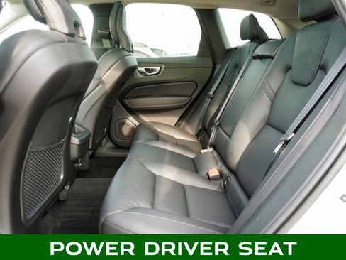 Used 2022 Volvo XC60 B5 Momentum image 9