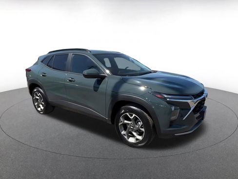 Used 2025 Chevrolet Trax LT FWD image 2