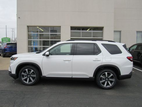 Used 2024 Honda Pilot Touring image 2