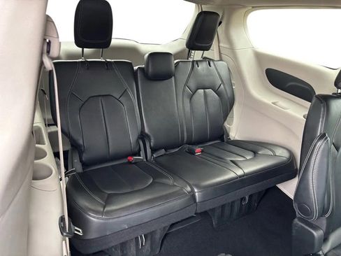 Used 2024 Chrysler Pacifica Touring-L image 31