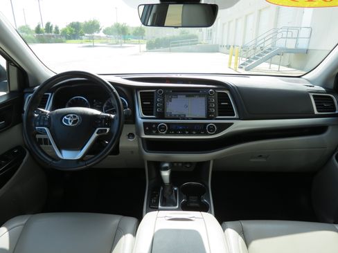 Used 2019 Toyota Highlander XLE FWD image 12