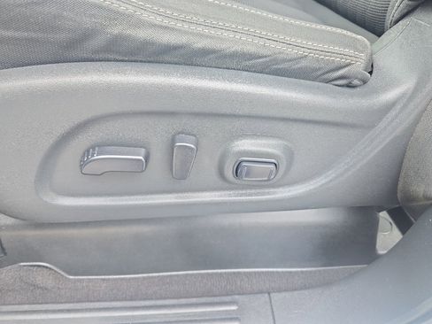 Used 2017 Nissan Titan SV image 14