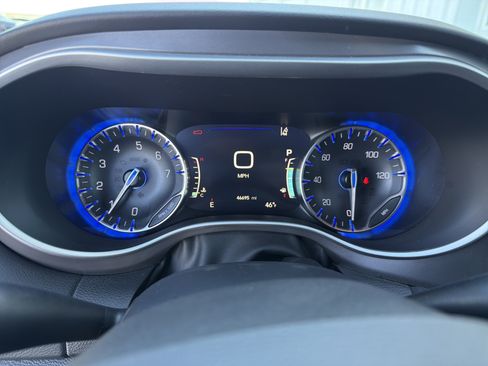 Used 2025 Chrysler Pacifica Select FWD image 36