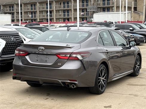 Used 2024 Toyota Camry SE image 4
