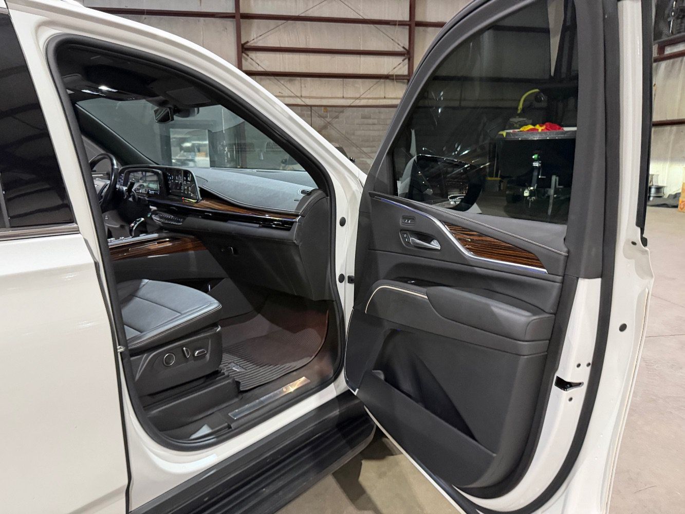 Used 2022 Cadillac Escalade Luxury AWD/4WD image 25