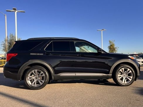 Used 2022 Ford Explorer XLT w/ Equipment Group 202A image 6