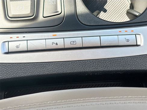 Used 2025 Kia Carnival FWD image 19