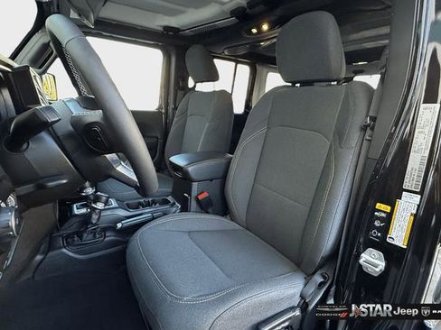 Used 2025 Jeep Wrangler Unlimited Sahara image 12