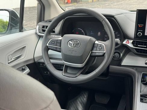 Used 2025 Toyota Sienna XLE FWD image 22