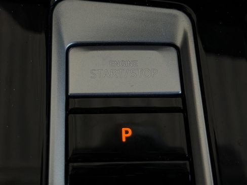 Used 2025 Volkswagen Atlas SE FWD image 18