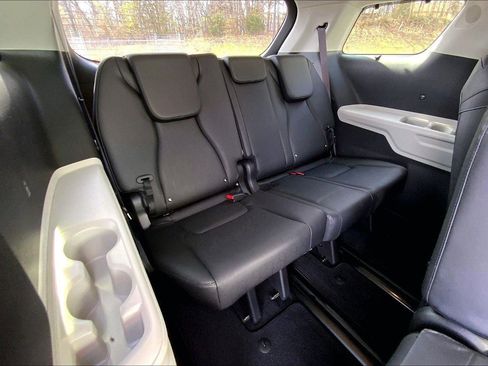 Used 2022 Kia Carnival EX image 26