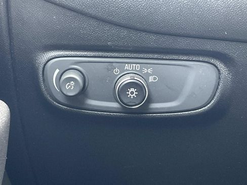 Used 2018 Chevrolet Equinox LT FWD image 19