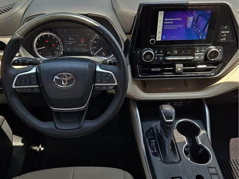 Used 2023 Toyota Highlander XLE FWD image 12