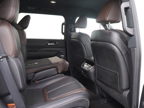 Used 2025 Nissan Armada SL AWD/4WD image 14