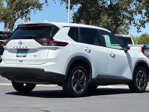 Used 2024 Nissan Rogue SV FWD image 3