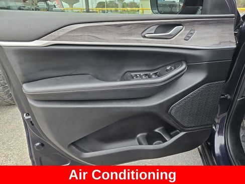 Used 2023 Jeep Grand Cherokee Limited image 12