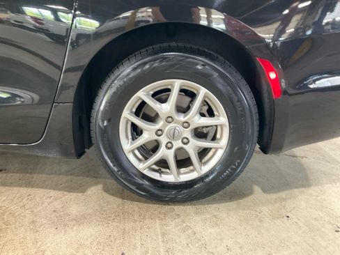 Used 2023 Chrysler Pacifica Touring-L FWD image 25