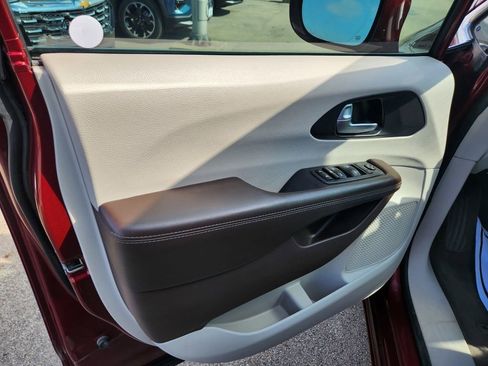 Used 2020 Chrysler Pacifica Touring w/ Cold Weather Group image 41