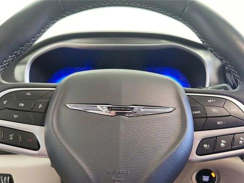 Used 2023 Chrysler Pacifica Touring-L FWD image 25