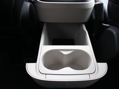 Used 2024 Chrysler Pacifica Select image 47