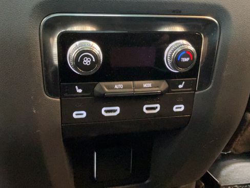 Used 2024 GMC Yukon Denali w/ Advanced Technology Package AWD/4WD image 36