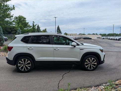 Used 2023 Volkswagen Taos SE w/ Panoramic Sunroof Package AWD/4WD image 6